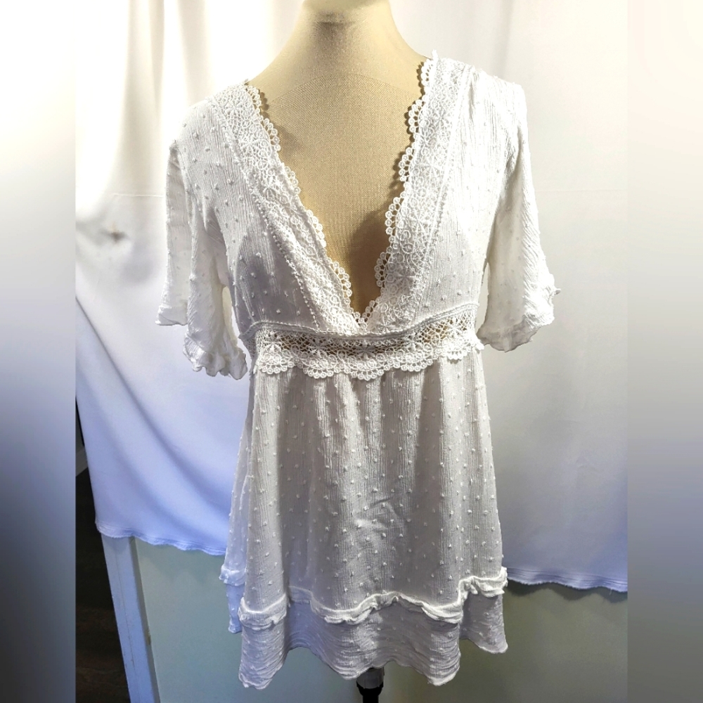 White summer v-neck Swiss Dot top women's M #1624